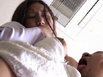 「あなた…ごめんなさい…」夫を亡くしたばかりの未亡人が…肉欲に抗えない喘ぎ声大ファック！巨乳人妻めがねのエロ動画