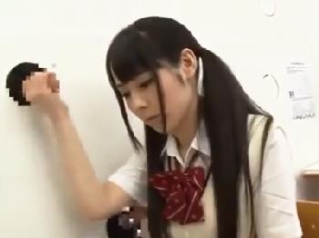 教室中からペニスが飛び出している淫乱学校で楽しげにフェラチオ抜き練習する美形少女女子校生美少女のエロ動画