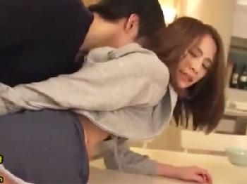 『ちょ‥駄目‥』友人の彼氏に強引に迫られてしまうスタイル抜群美形お姉さん顔射のエロ動画