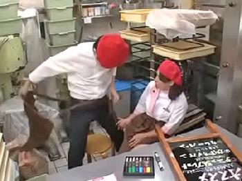 パン屋の工房で店長とハメてたかわいい店員さんの隠し撮り映像巨乳美少女盗撮のエロ動画