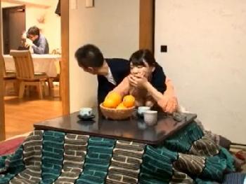 夫が向こうにいるのにコタツの下から手を出してくる残虐大家さん！巨乳人妻レイプのエロ動画