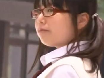 バス内で無慈悲な痴漢集団に襲われて→生中出しレイプされてしまう童顔女子校生娘美少女のエロ動画