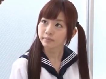 童顔女子校生が巨大ペニス黒人留学生に言い寄られて拒否→イラマチオされた上に中出しされる美少女ロリレイプのエロ動画