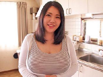 ペニ棒の逃げ場がないようなデカパイ女の着衣パイズリFUCK巨乳熟女OLのエロ動画