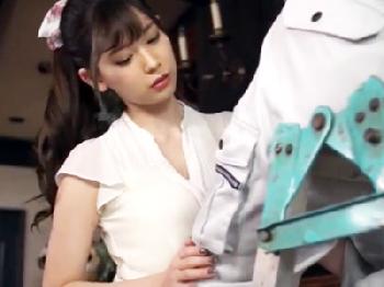 修理業者のオス臭い股間に欲情して密通しちゃう淫乱な若奥様痴女人妻顔射のエロ動画