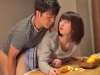 酔い潰れてる夫の横で他人と中出し楽しむあばずれド淫乱妻痴女人妻のエロ動画