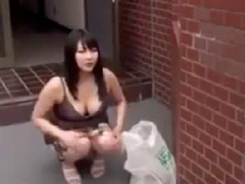 淫らな格好で風呂掃除をする母に勃起した息子と若い肉棒が欲しくなってしまう母巨乳人妻近親相姦のエロ動画