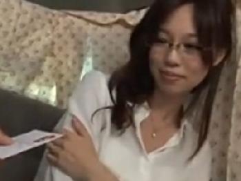 隠れ淫乱なめがね妻の本性見抜いてナンパ→中出し巨乳素人人妻のエロ動画