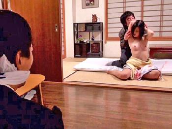 縛られた夫の眼の前で寝取られることに快感を覚える奥様巨乳人妻古川いおりのエロ動画