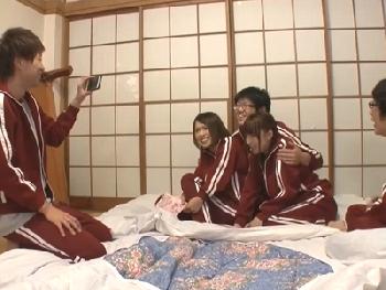 修学旅行中の女子校生たちが…同級生たちとエロバナ→感度が高まって乱交に発展！巨乳美少女ロリのエロ動画