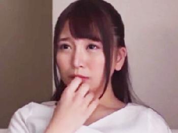 隣人の男に欲求不満を見抜かれ夫のそばでイラマチオ婦女暴行される美形奥様人妻レイプのエロ動画