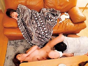 背徳感を感じながらも眠る妹の隣で何度もハメられて中出しされる姉波多野結衣のエロ動画