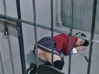 大好きなコスプレイヤーを監禁して犯さずにはいられない男レイプのエロ動画