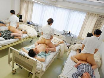 ムチムチのお尻を患者に向けながら背面性交治療する看護師痴女看護婦乱交のエロ動画