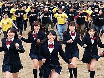 紺野ひかるや浜崎真緒が野外で楽しく追いかけっこ抜き美少女お姉さんのエロ動画