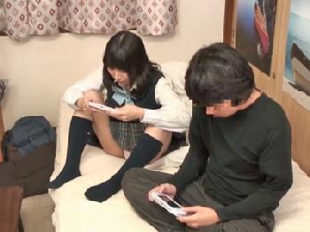 無防備なノーブラキャミ巨乳女子校生に勃起したのがバレてSEXに突入！美少女のエロ動画