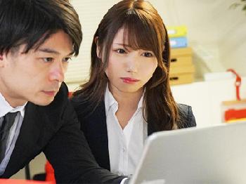 終電を逃がし可愛い部下の家に泊まる流れに！部屋着に性的興奮して一晩中ヤりまくる絶倫ファック美少女OL中出しフェラのエロ動画