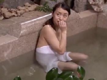 男女混浴で一緒になったオジサン達に生中出しされちゃう美巨大乳房妻巨乳痴女人妻乱交盗撮のエロ動画