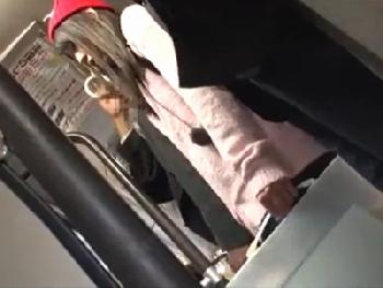 「や、ヤメてください…」バス内痴漢に狙われた美形少女がパンスト越しに愛撫されて膝ピクピクの立ちバック美少女レイプのエロ動画