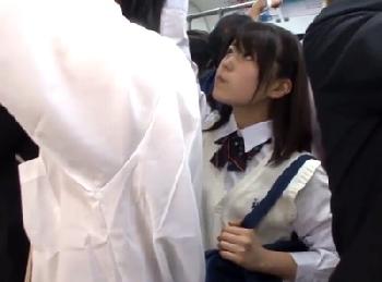 吊革にギリ手が届くくらいの童顔女子校生が痴漢の餌食に！手マンでパンツをびっしょり濡らしてされるがまま受け入れ…美少女ロリレイ...