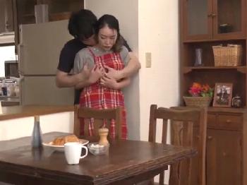 『ダメってば…』朝から義理息子に身体を求められるママが断り切れずに…人妻近親相姦のエロ動画