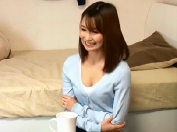 アニメ声で美しいお姉さんがお邪魔した先でずっぽり犯されて痙攣イキぶっかけのエロ動画