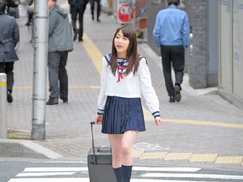 叔父さんの家に訪れた可愛い女子校生は叔父家族の餌食になるのでした中出し近親相姦鈴木心葉のエロ動画