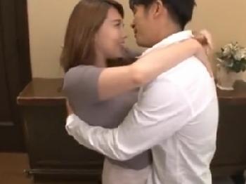 『うれしい…待ってた』浮気相手と玄関でおっぱじめる浮気妻の昼間の情事巨乳のエロ動画