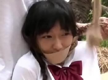 残忍なまでに否応なくイラマチオで凌辱される女子校生美少女レイプのエロ動画