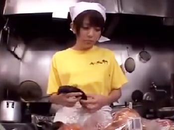 下町のラーメン屋で働く看板娘が客達の肉棒をフェラチオ抜き！美少女痴女顔射のエロ動画