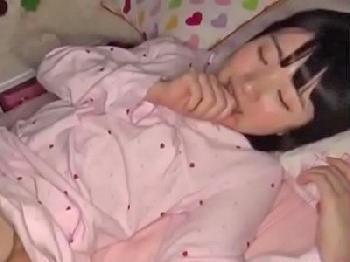 お兄ちゃんがパイパンろり娘を夜這いして中出し美少女ロリのエロ動画