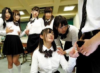 学校でブラもパンツも盗まれた！犯人は1人だけ男のアイツしかいない→ハーレム乱交開始女子校生美少女ロリ痴女のエロ動画