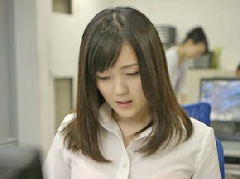 オフィスで犯され感じてしまうドジッ子新卒女子社員美少女OL鈴原エミリのエロ動画