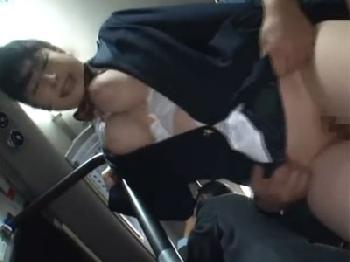 『なんで私がぁ‥』痴漢に目をつけられてしまった巨大乳房女子校生巨乳美少女ぶっかけレイプのエロ動画