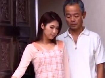義理の父に迫られ抵抗出来ずに肉棒を受け入れるマダム人妻顔射近親相姦のエロ動画