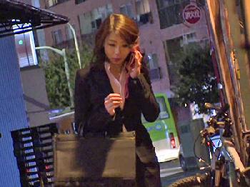 1人暮らしのOLを帰宅帰りに尾行して強姦する黒人グループお姉さんパンスト中出しレイプのエロ動画