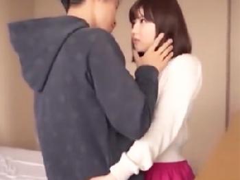 ドキドキして汗まみれの可愛い彼女と仲良く舐め合いH美少女ロリのエロ動画