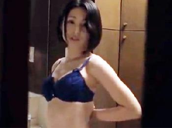 美人すぎる義理の母の着替えを覗いてるのがバレてまさかの神展開に人妻中出し近親相姦のエロ動画