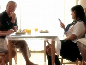 女子校生の割にはデカ過ぎる乳…お母ちゃんの再婚相手の視線がヤケにイヤラしい…巨乳レイプ近親相姦のエロ動画