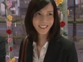 報酬欲しさに会社の同僚と中出しファックしちゃったOLさん素人お姉さんのエロ動画