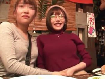 めがねの似合うサブカル系女子が居酒屋の中でこっそりフェラチオチオ抜き美少女痴女手コキのエロ動画