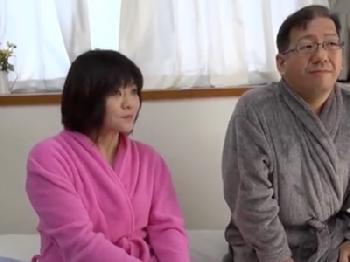 仲良し熟年夫婦が初めての赤ちゃんプレイ→夫が何故か燃え上がり生中出し！巨乳痴女人妻のエロ動画