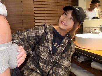 『触る方が…イイ』19歳のガチ素人をナンパGET！普段はカフェで働く美形少女がカップ並のイチモツにハメ撮りのエロ動画