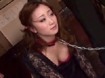 程よく熟れた中年女性が首輪を付けられ残虐男達に調教されるW人妻熟女顔射のエロ動画
