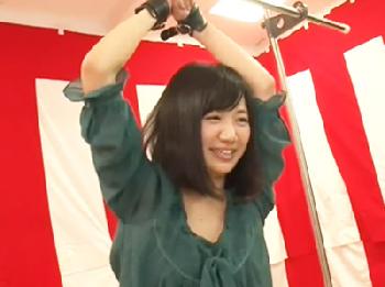 デンマの振動でクイズに集中力できずに不正解連発→罰ゲームで生姦されちゃう素人女子大生美少女ナンパのエロ動画