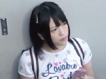 隣りに住んでるガチ幼顔娘をお菓子で誘惑して無毛膣を自分専用精子便器に！美少女ロリパイパン顔射レイプのエロ動画