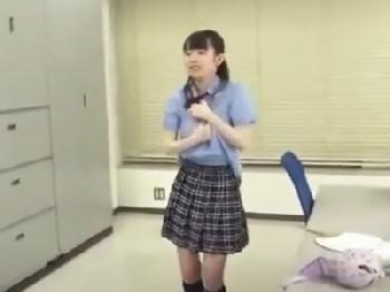 弱みを握られて抵抗できない女子校生か誰もいない職員室でハメられる巨乳のエロ動画