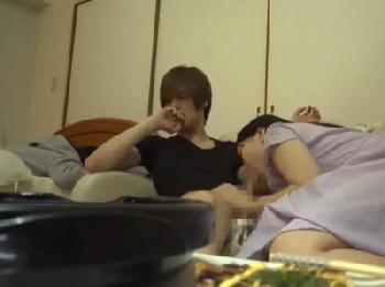 彼女が寝ている隣でおっぱじめる！女友人に寝取られられてスマホハメ撮り！美少女痴女のエロ動画