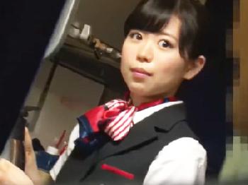 逃げ場のない飛行機の中で美人な巨大乳CAが痴漢の餌食になり中出しされちゃう巨乳お姉さんレイプのエロ動画