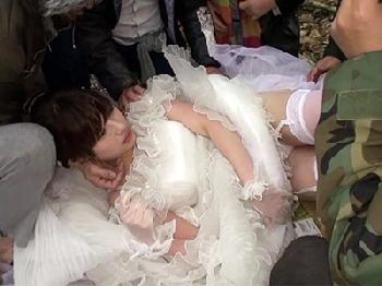 ※胸糞※幸せの絶頂オーガズムの花嫁をさらって中出し輪姦凌辱する残虐集団美少女お姉さん人妻ハメ撮りレイプ乱交のエロ動画